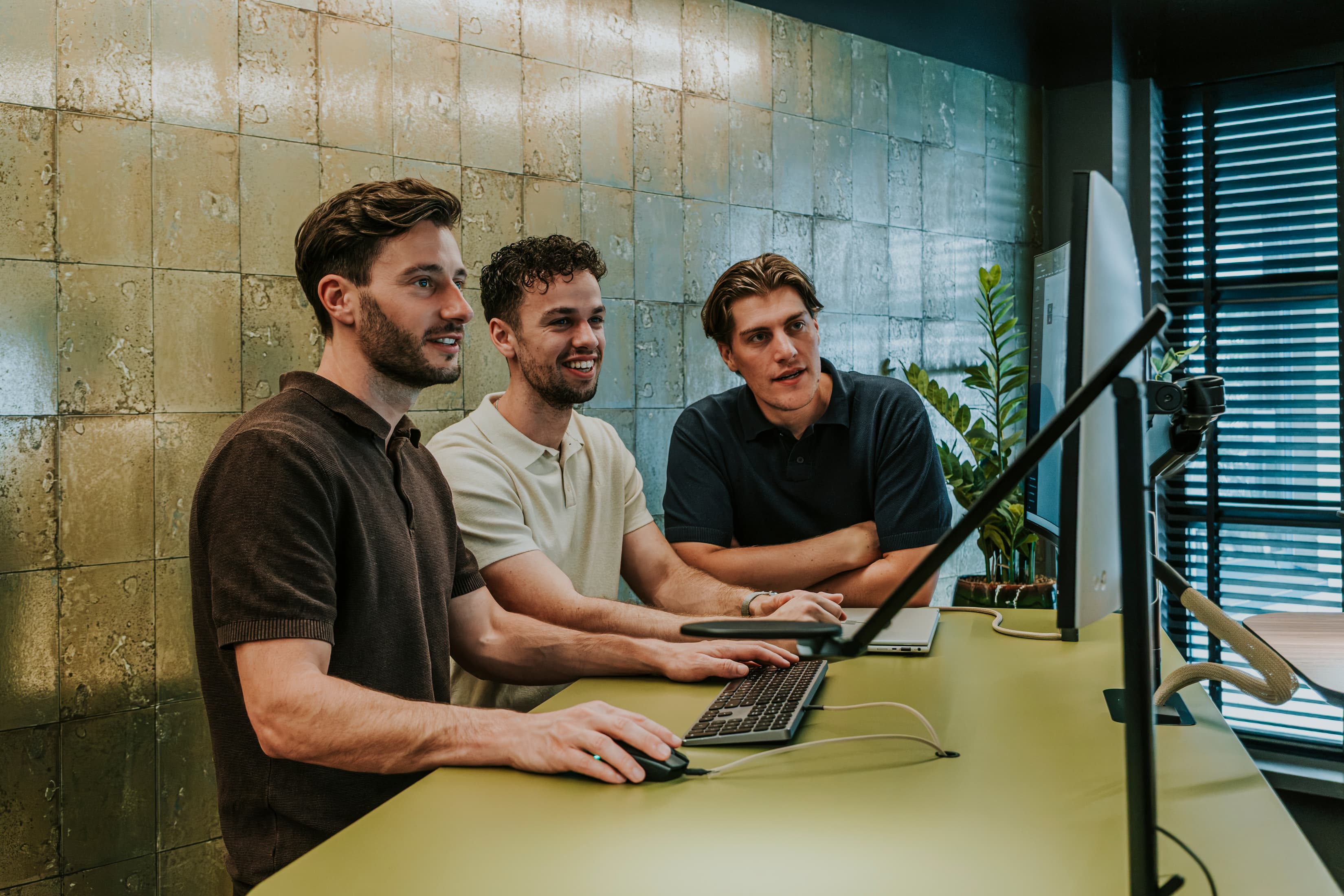 Het Trinovo-team in overleg over een lopend project